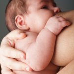 Meu bebê mama toda hora: será que meu leite é fraco?