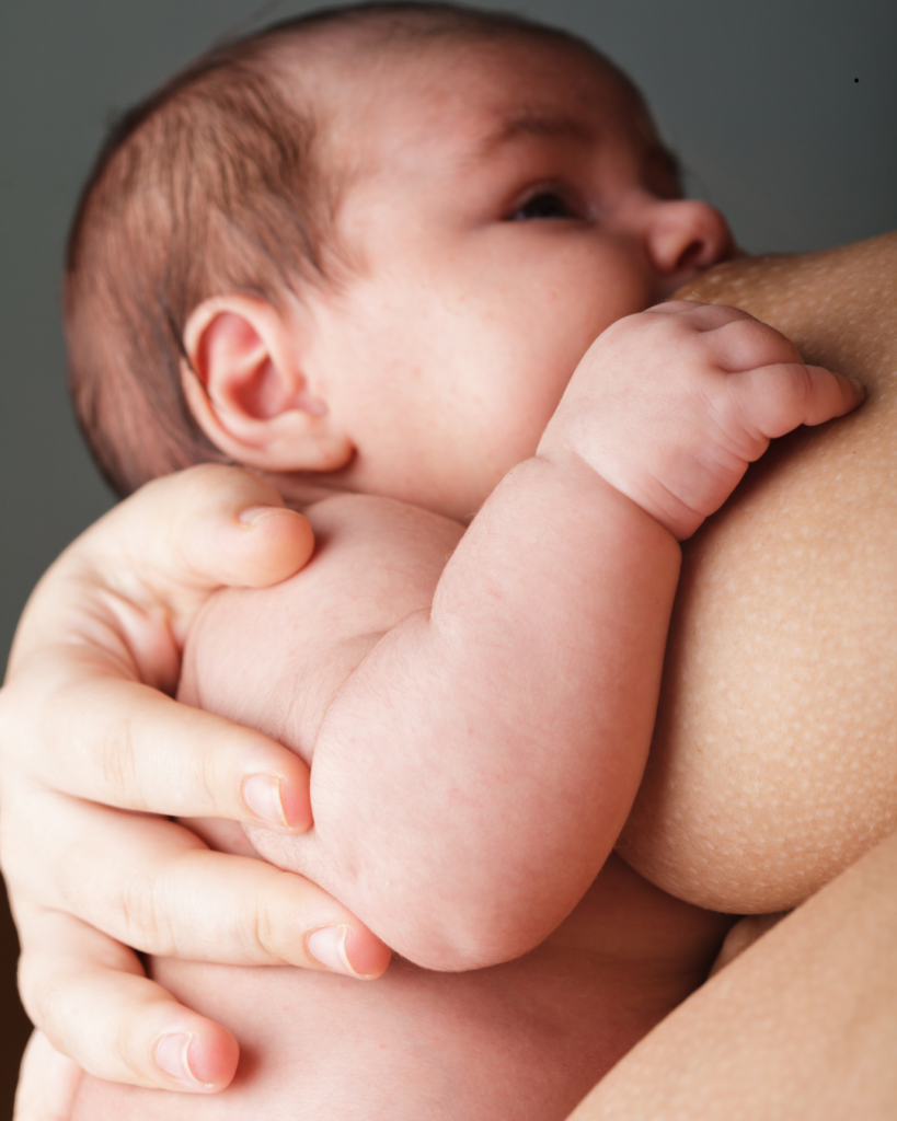 Meu bebê mama toda hora: será que meu leite é fraco?